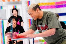 スタンバイする関口メンディー。(c)AbemaTV,Inc.