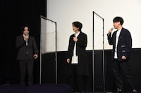 牧島輝（左）に「行け！ 牧島！」と声をかける久保田悠来（中央）と山下健二郎（右）。