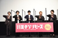 左から牧島輝、久保田悠来、山下健二郎、松岡充、藤田玲。