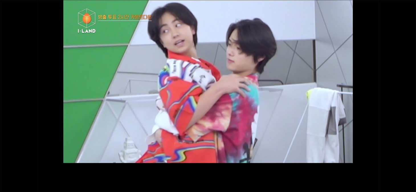 タキ（左）とじゃれ合うケイ（右）。(c)AbemaTV,Inc.