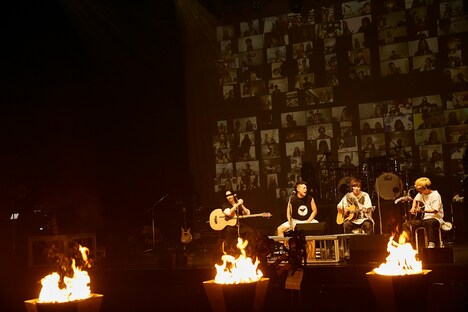 「SPYAIR digital LIVE 2020.7.18」に登場したキャンプファイヤー。（撮影：鳥居洋介）