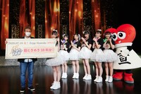 東京・Zepp Haneda（TOKYO）の戸井田隆男支配人に「超ときめき10年分」を贈った超ときめき▽宣伝部。