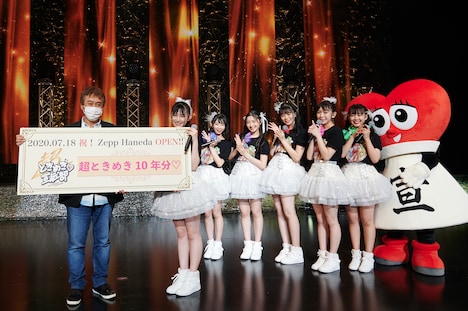 東京・Zepp Haneda（TOKYO）の戸井田隆男支配人に「超ときめき10年分」を贈った超ときめき▽宣伝部。