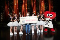 東京・Zepp Haneda（TOKYO）の戸井田隆男支配人に「超ときめき10年分」を贈った超ときめき▽宣伝部。