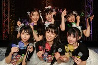 メッセージ入りのアクリルボードを持つ超ときめき▽宣伝部。