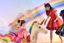 小泉遥香（左）に向かってビーチボールを投げる坂井仁香（右）。