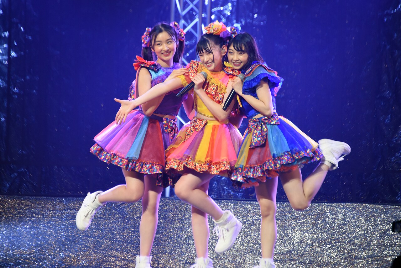 8116 菅田愛貴 辻野かなみ 杏ジュリア 生写真 3枚セット イベントに登場した（左から）杏ジュリア、菅田愛貴、辻野かなみ