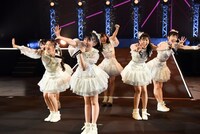 センターステージでパフォーマンスする超ときめき▽宣伝部。