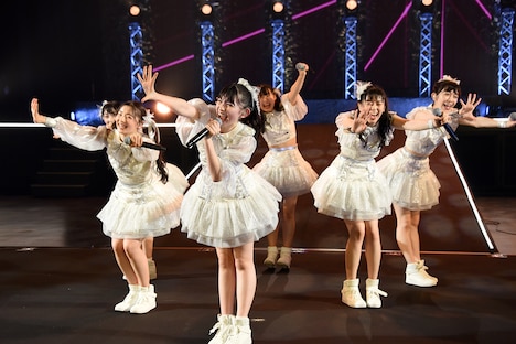 センターステージでパフォーマンスする超ときめき▽宣伝部。