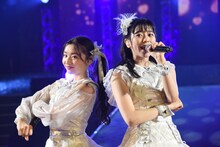 左から杏ジュリア、坂井仁香。