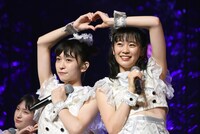 左から小泉遥香、坂井仁香。