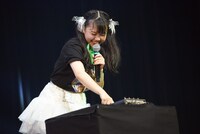 「ときめき▽ボイス！」を再生する吉川ひより。