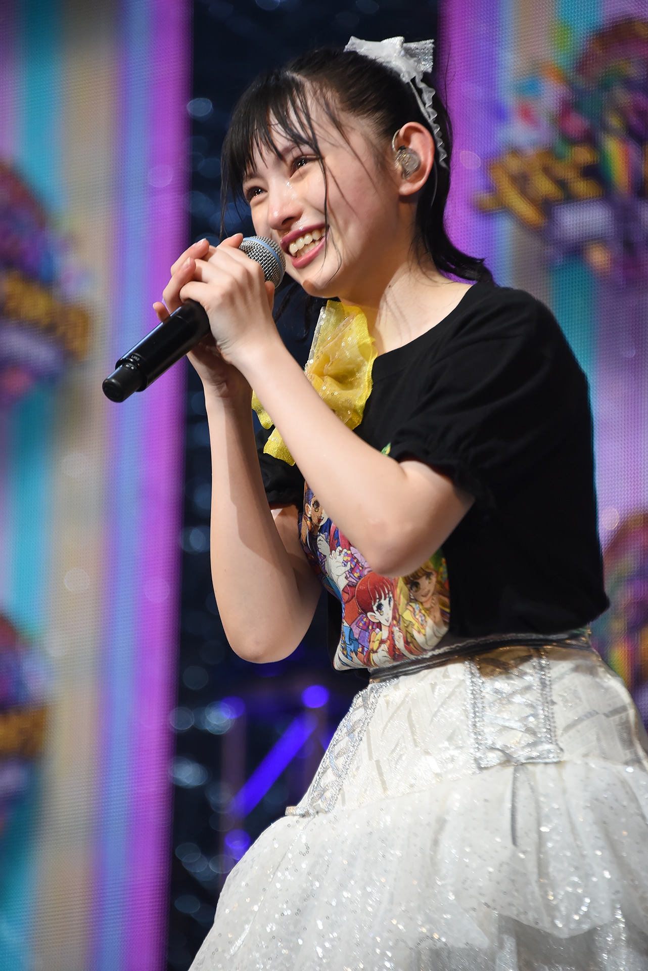 目に涙を浮かべながら挨拶する菅田愛貴。