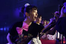 カメラのレンズに貼られたアクリルボードにメッセージを書き込む超ときめき▽宣伝部。