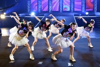 「トゥモロー最強説!!」を披露する超ときめき▽宣伝部。