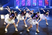 「トゥモロー最強説!!」を披露する超ときめき▽宣伝部。