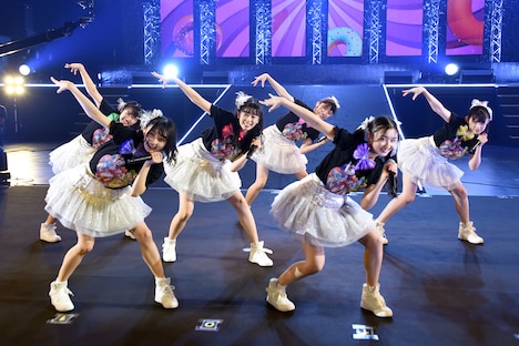 「トゥモロー最強説!!」を披露する超ときめき▽宣伝部。