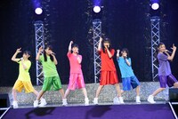 デビュー曲「土っキュン▽少女!!」を披露する超ときめき▽宣伝部。