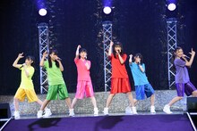 デビュー曲「土っキュン▽少女!!」を披露する超ときめき▽宣伝部。