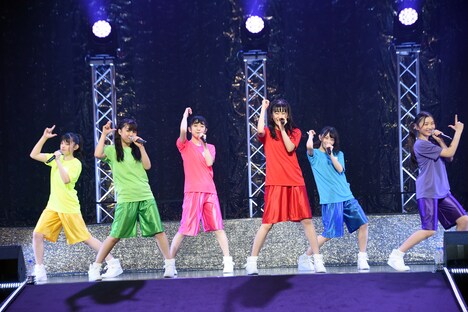 デビュー曲「土っキュン▽少女!!」を披露する超ときめき▽宣伝部。