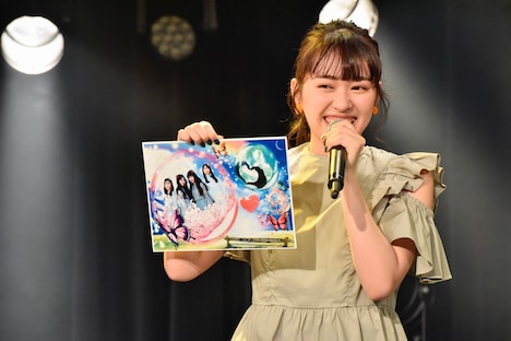 グランプリ作品を紹介するKANO。（写真提供：アミューズ）