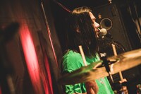 松本誠治（Dr）（Photo by Takahiro Takinami）