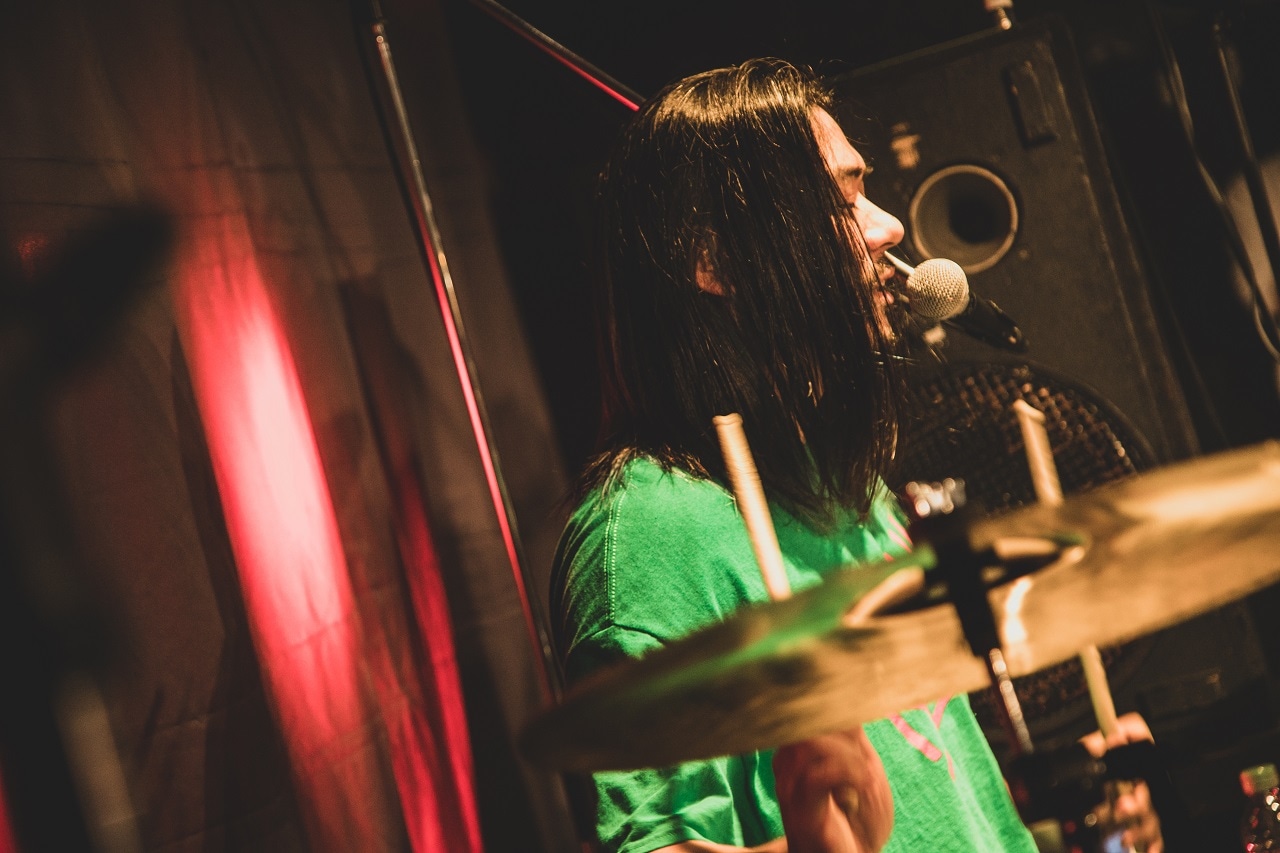 松本誠治（Dr）（Photo by Takahiro Takinami）