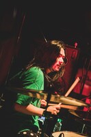 松本誠治（Dr）（Photo by Takahiro Takinami）