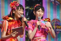 左から坂井仁香、小泉遥香。