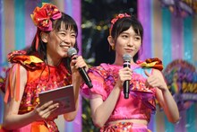 左から坂井仁香、小泉遥香。