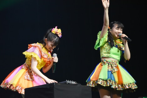 左から菅田愛貴、吉川ひより。