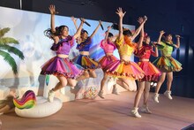 ビーチ風のミニステージで「妄想プールデート」を披露する超ときめき▽宣伝部。