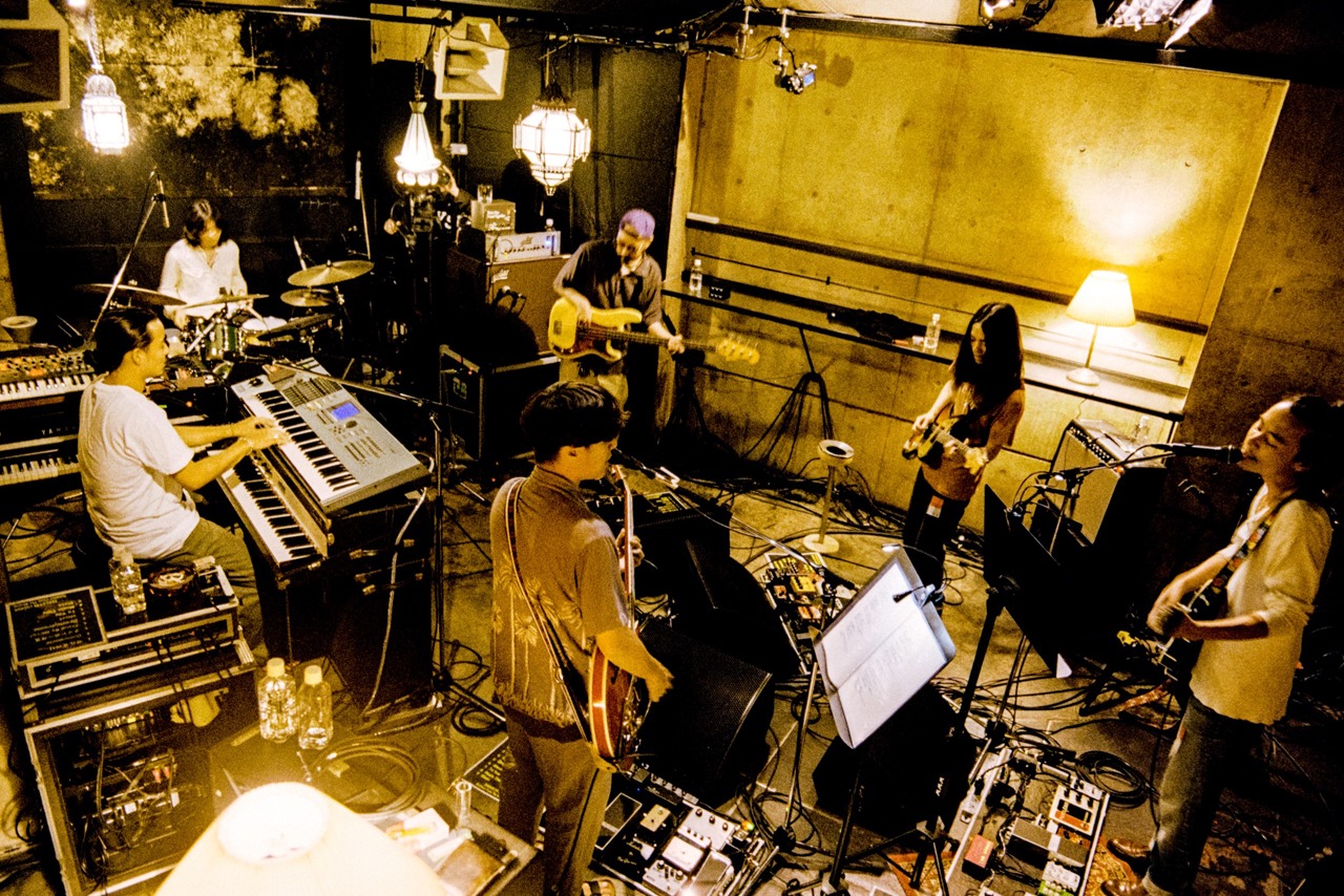 「LIVEWIRE Suchmos From The Window」の様子。（撮影：小見山峻）