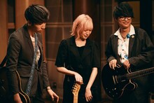 左から柳沢進太郎（go!go!vanillas）、すぅ（SILENT SIREN）、山中拓也（THE ORAL CIGARETTES）。