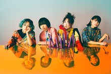 tricot。右から2番目が中嶋イッキュウ（Vo, G）。