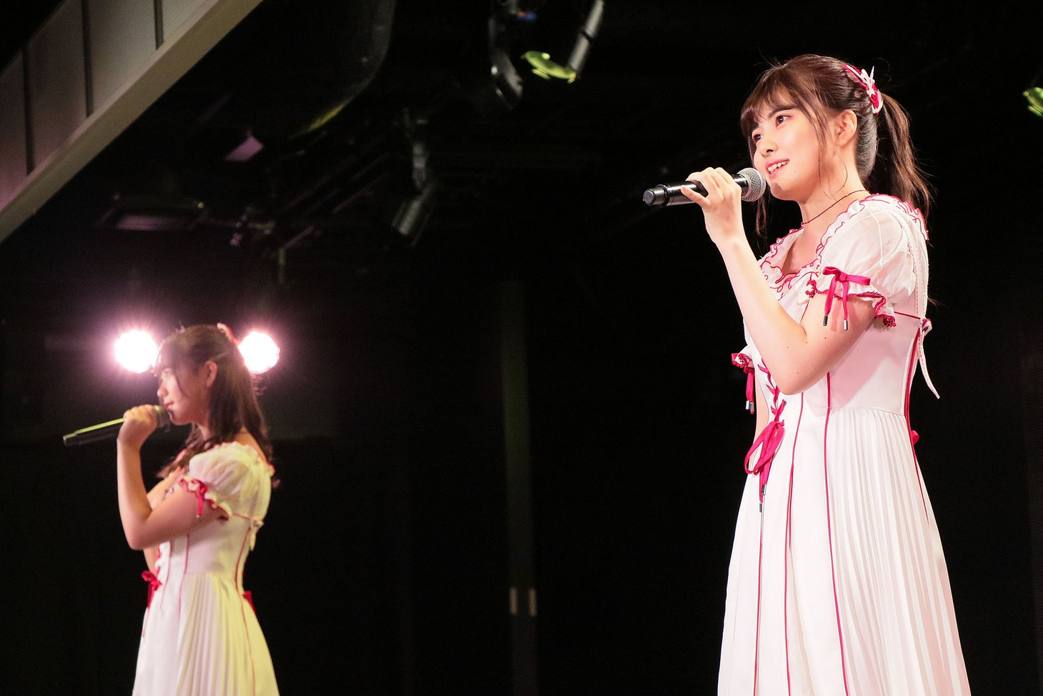 「今ならば」を歌う小熊倫実と角ゆりあ。