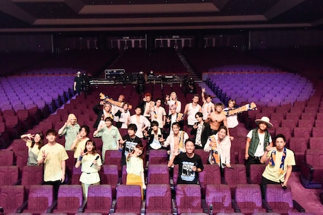 「LIVE YEAH!!! vol.2～家!!!で楽しむBIG STAGE～」集合写真。（Photo by AZUSA TAKADA）