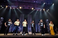 左から野津山幸宏、RIKU、徳井義実、福田充徳、陣、菅沼ゆり。（Photo by AZUSA TAKADA）