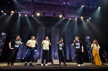 左から野津山幸宏、RIKU、徳井義実、福田充徳、陣、菅沼ゆり。（Photo by AZUSA TAKADA）