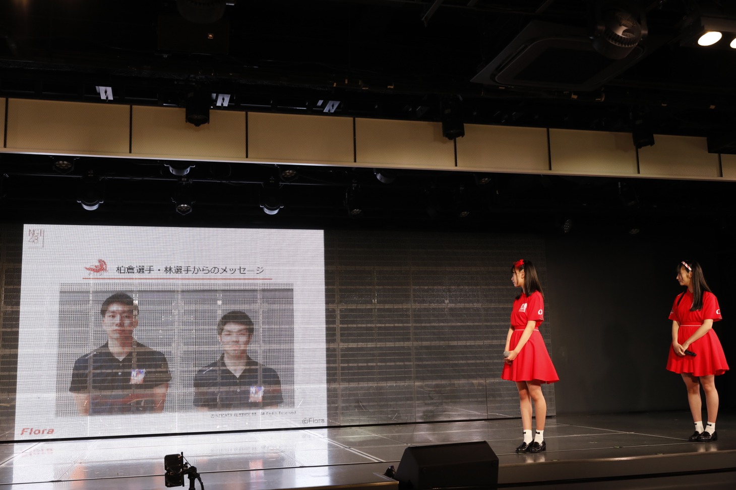 新潟アルビレックスBBの柏倉哲平選手と林翔太郎選手からのVTRコメントを観る富永夢有と寺田陽菜。