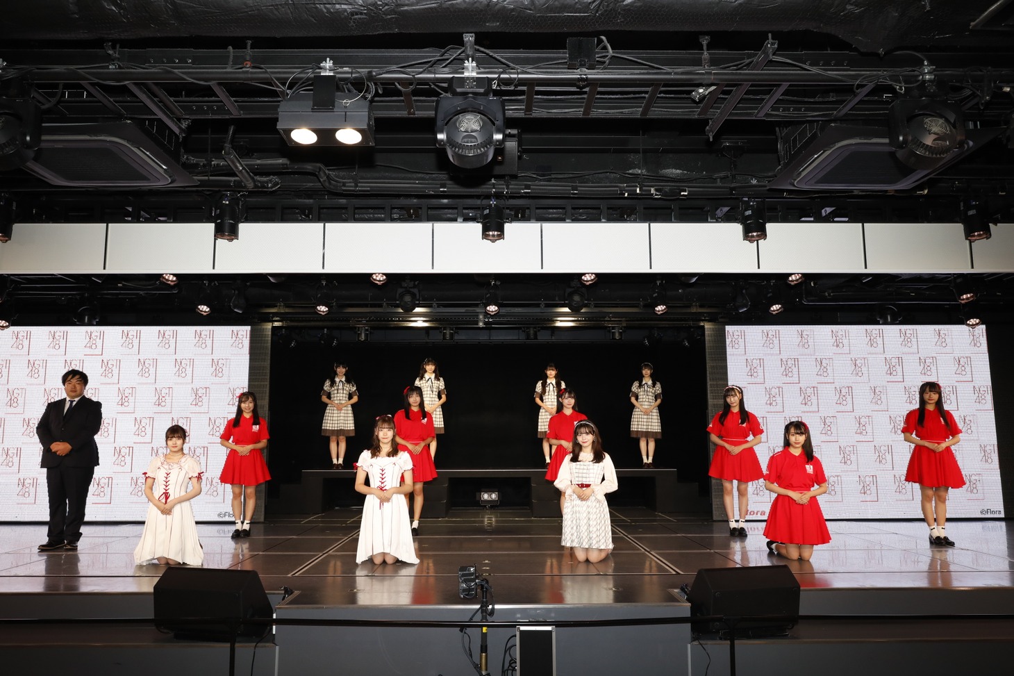 NGT48メンバーと株式会社Floraの岡田剛代表取締役社長。