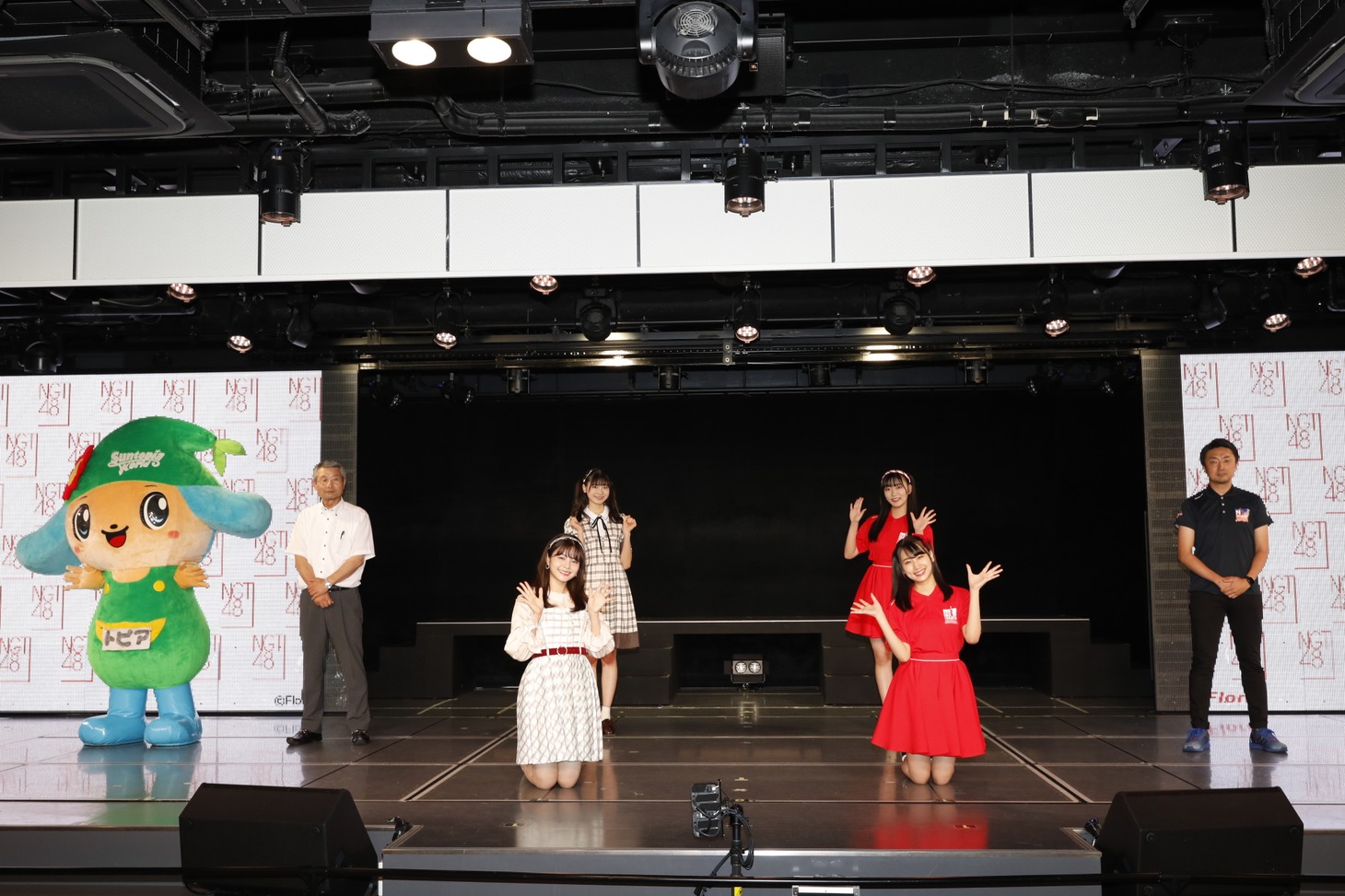 左からサントピアワールドのマスコットキャラクターのトピアちゃん、高橋修園長、NGT48メンバー、株式会社新潟プロバスケットボールの藤田耕一氏。