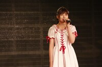 「今ならば」を歌う角ゆりあ。