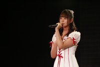 「今ならば」を歌う小熊倫実。