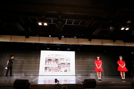 左から株式会社新潟プロバスケットボールの藤田耕一氏、富永夢有、寺田陽菜。