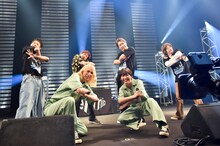 後列左から岩谷翔吾、浦川翔平、陣、山本彰吾。前列はchelmico。（Photo by AZUSA TAKADA）