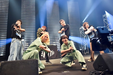 後列左から岩谷翔吾、浦川翔平、陣、山本彰吾。前列はchelmico。（Photo by AZUSA TAKADA）