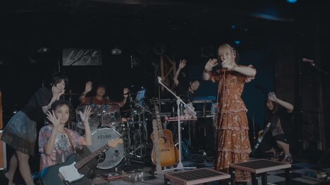 大森靖子とシン・ガイアズ。（写真提供：エイベックス）