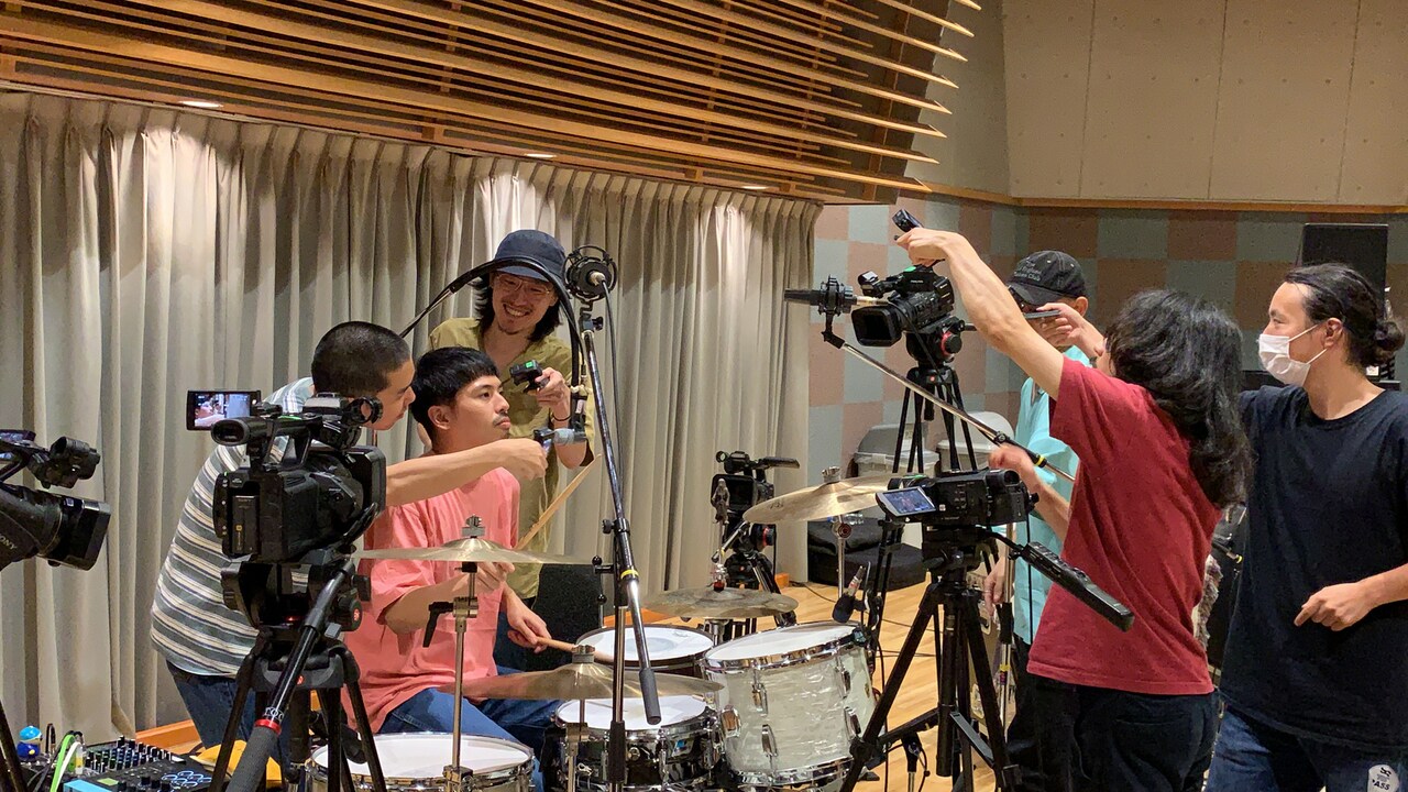 ネバヤン遊び心たっぷりな初配信ライブ、林田マネ登場のトークパートで裏話も