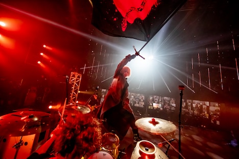 「LIVE EX」よりHYDEのパフォーマンスの様子。（Photo by Viola Kam [V'z Twinkle]）